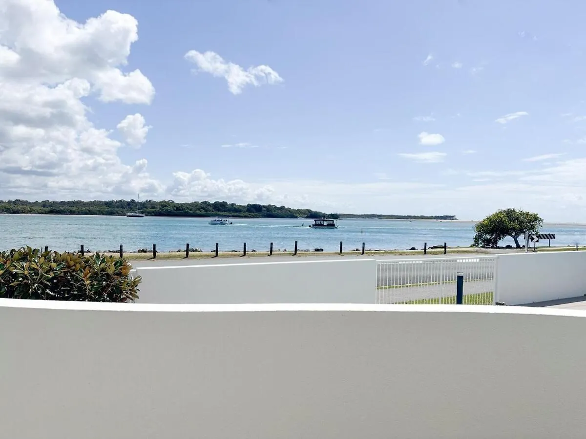 The Rivers Edge Retreat - Glistening Blue Views Noosaville Apartment